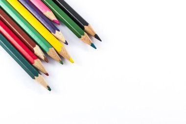 Beyaz arkaplanda renkli kalemler