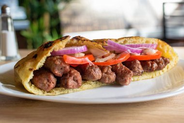 Lezzetli Sırp sığır eti taze salata malzemelerle pide kebap sandviç