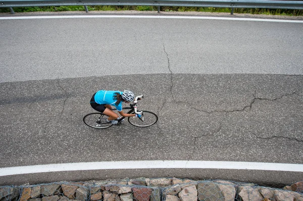 Chica cuesta abajo bicicleta carrera —  Fotos de Stock