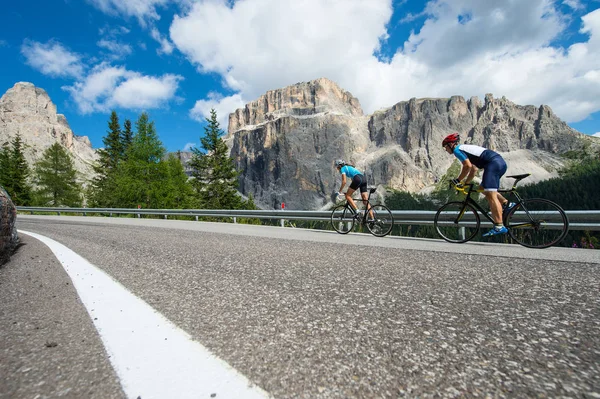 In salita ciclismo uomo sta seguendo donna — Foto Stock