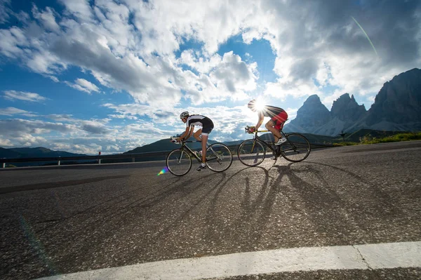 Passeio de bicicleta no passo de montanha — Fotografia de Stock