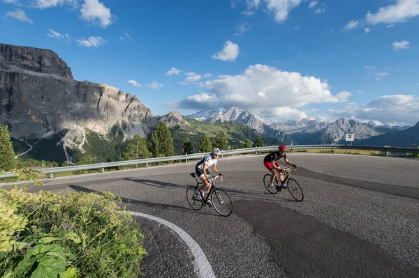 Endurance cycling to mountain pass — Stock Photo, Image