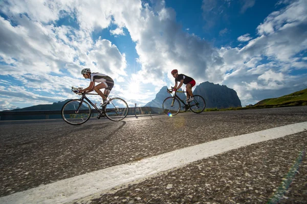 Jeune couple par activité cycliste — Photo