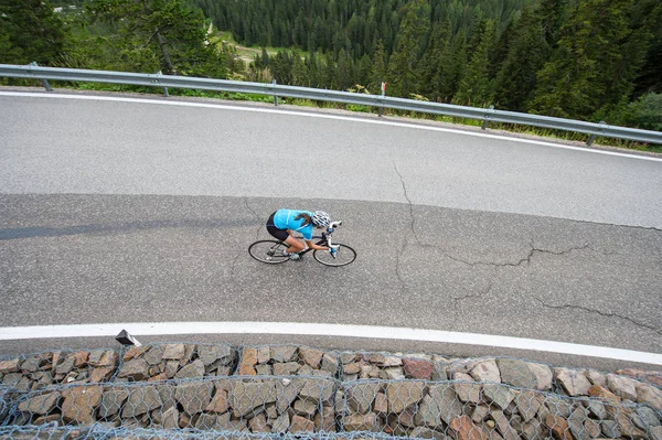 下り坂の上からサイクリストの女性 — ストック写真