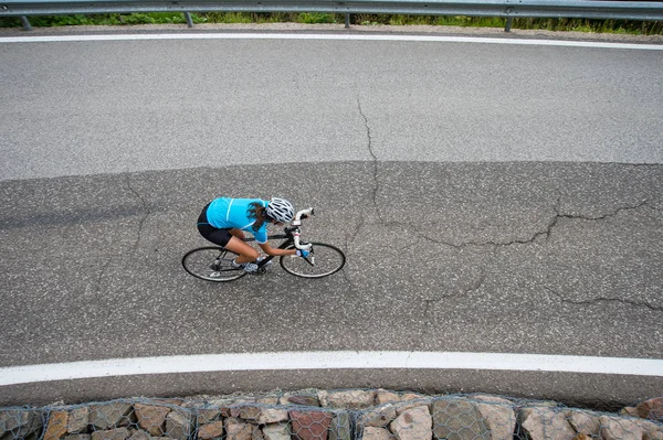 女の子ダウンヒル自転車レース — ストック写真
