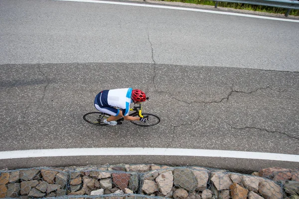 下り坂で上からサイクリスト ロイヤリティフリーのストック写真