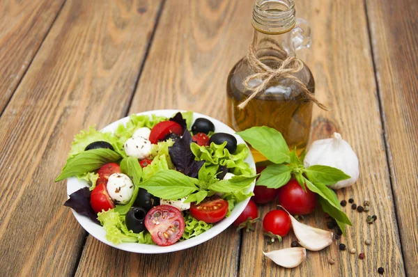 Salat mit Mozzarella — Stockfoto