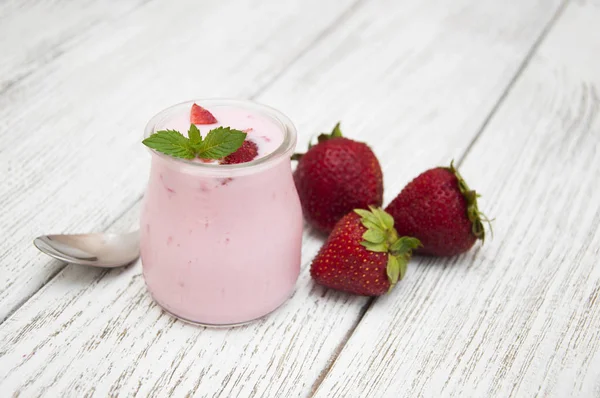 Çilek ev yapımı yoğurt