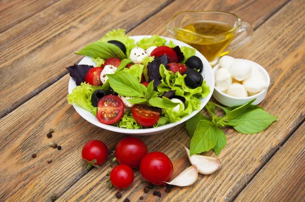 Sallad med mozzarella — Stockfoto