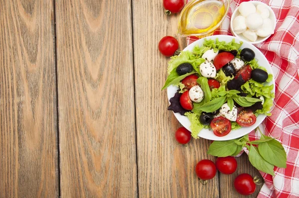 Salad with mozzarella — Stock Photo, Image