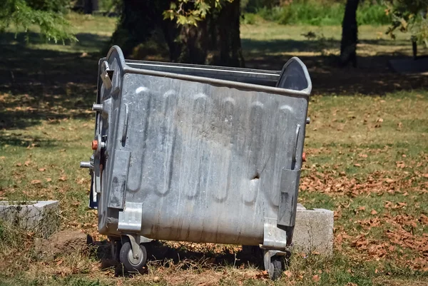 Dumpster on the street — Stock Photo, Image