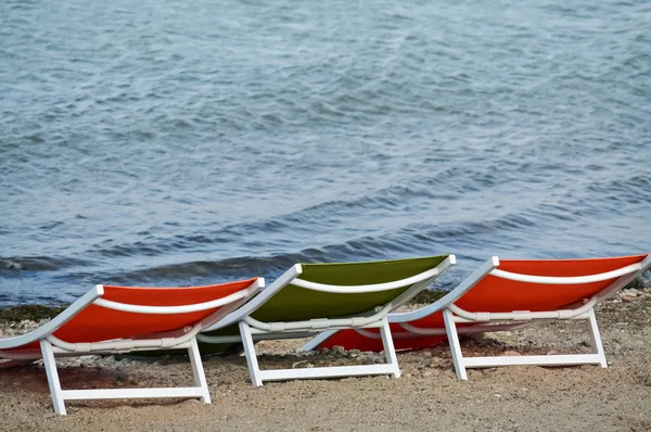 Tři lehátka na pláži — Stock fotografie