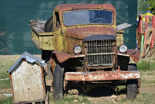 Zeer oude vrachtwagen — Stockfoto