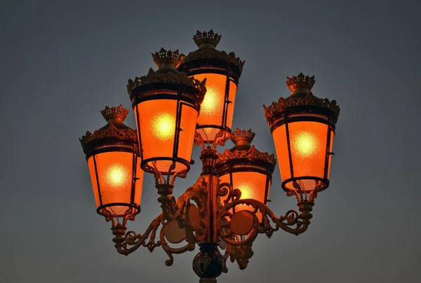 Nahaufnahme einer Straßenlaterne — Stockfoto