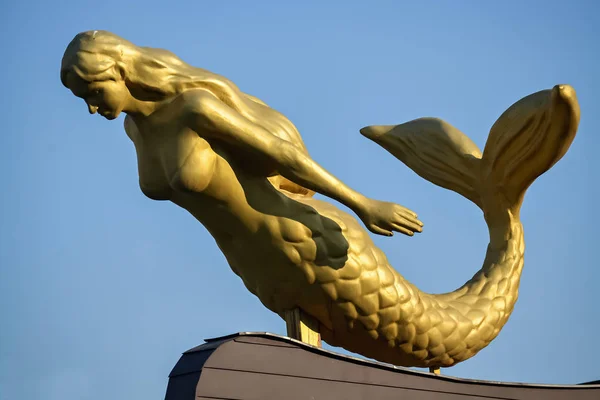 Скульптура русалки — стоковое фото