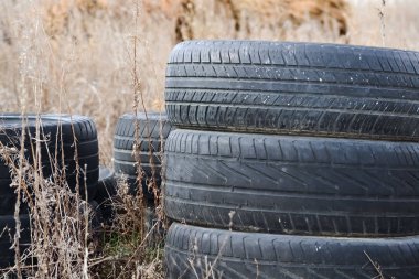 Aşınmış lastikleri yığını