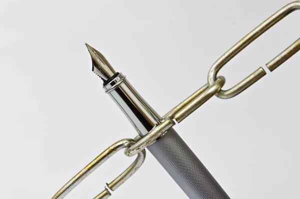 Pen and chain — Stock Photo, Image