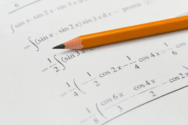 Matematik kitabı ve kalem