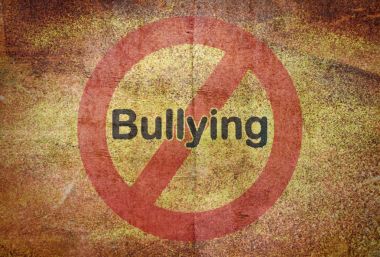 Trafik işareti üzerinde zorbalık