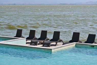 Göl kenarında Yüzme Havuzu