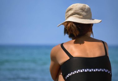 Deniz kenarındaki genç kadın