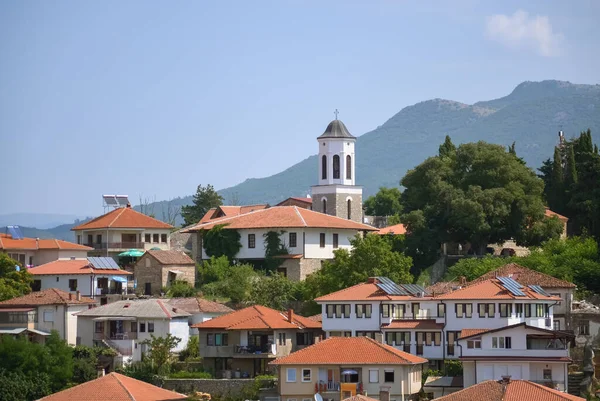 Makedonya 'daki dağ köyü ve küçük Ortodoks kilisesi