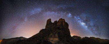 Samanyolu 'nun Panoramik' i dağların üzerinden Gran Kanarya adasının zirvelerinde