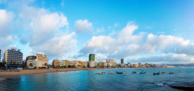 Las Canteras 'ta görünüm, arka planda seyahat yeri