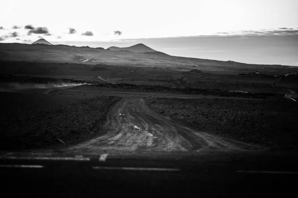 Uma Estrada Areia Terra Move Sinuosamente Montanhas Direção — Fotografia de Stock