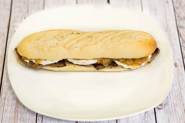 Yeni Yapılmış Bir Peynir Soğan Ekmeği Ahşap Bir Masada Sergilenir — Stok fotoğraf