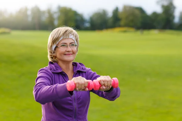 Reife Frau trainiert im Park — Stockfoto