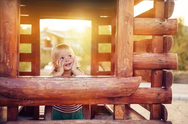 Joyeux bébé fille jouer dans la maison en bois — Photo