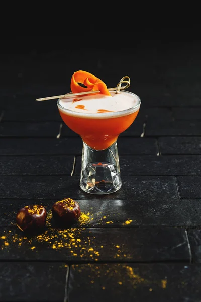 Garnerad cocktail på svart bakgrund — Stockfoto