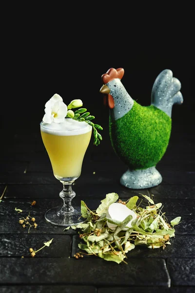 Garnerad cocktail på svart bakgrund — Stockfoto