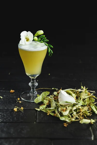 Garnished cocktail on black background — Stock Photo, Image