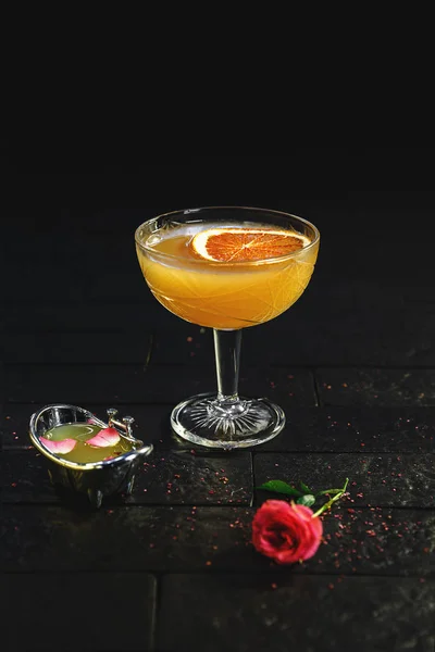 Cocktail garni sur fond noir — Photo
