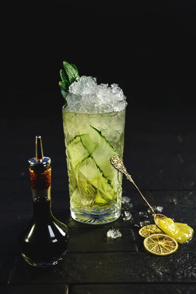 siyah arka plan üzerine kokteyl süslenmiş
