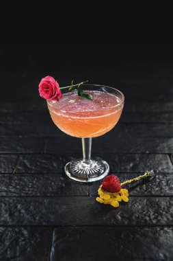 siyah arka plan üzerine kokteyl süslenmiş