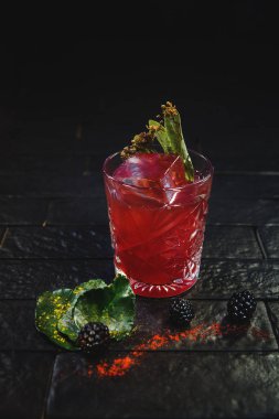 siyah arka plan üzerine kokteyl süslenmiş