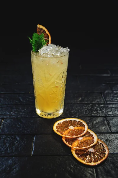 Garnerad cocktail på svart bakgrund — Stockfoto
