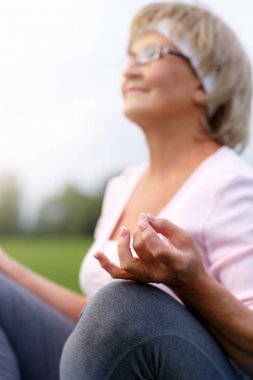 Olgun kadın pratik yoga elinde