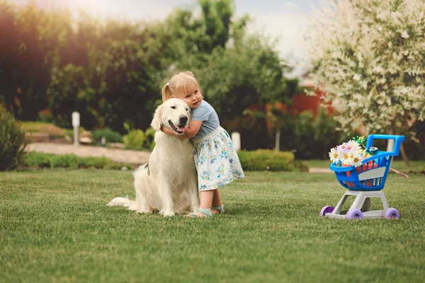 Pequeña linda chica jugando con el perro grande — Foto de Stock