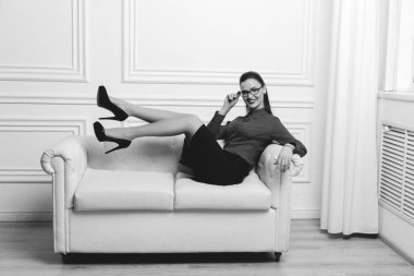 Baştan çıkarıcı işkadını koltukta yalan