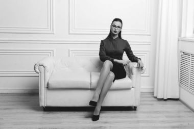 kanepede oturan güzel kadın