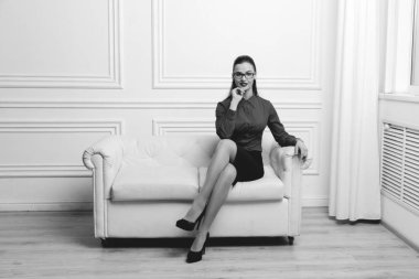 kanepede oturan güzel kadın