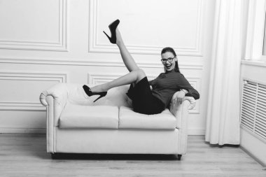 Baştan çıkarıcı işkadını koltukta yalan