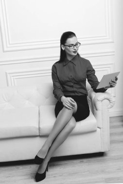 kanepede oturan güzel kadın