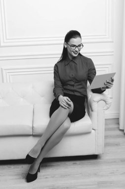 kanepede oturan güzel kadın