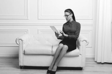 kanepede oturan güzel kadın