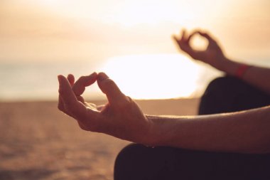Olgun kadın pratik yoga elinde